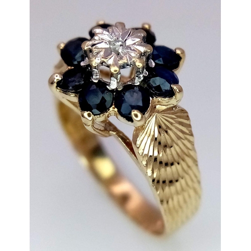 250 - A 9K YELLOW GOLD DIAMOND & SAPPHIRE VINTAGE CLUSTER RING 3.5G SIZE P.

ref: SC 1001