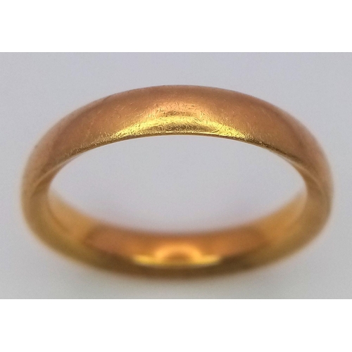 60 - A 22K GOLD BAND RING .    4.6gms    size L