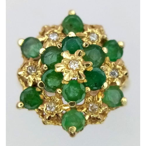 102 - AN 18K YELLOW GOLD DIAMOND & EMERALD CLUSTER RING 4.3G TOTAL WEIGHT, SIZE H.

ref: SC 1092