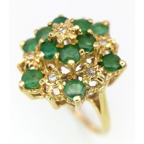 102 - AN 18K YELLOW GOLD DIAMOND & EMERALD CLUSTER RING 4.3G TOTAL WEIGHT, SIZE H.

ref: SC 1092