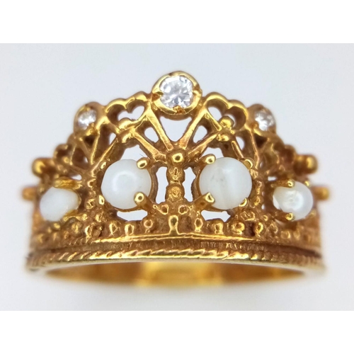 116 - AN 18K YELLOW GOLD DIAMOND & OPAL SET CROWN RING 4G TOTAL WEIGHT, SIZE M.

ref: SC 1096