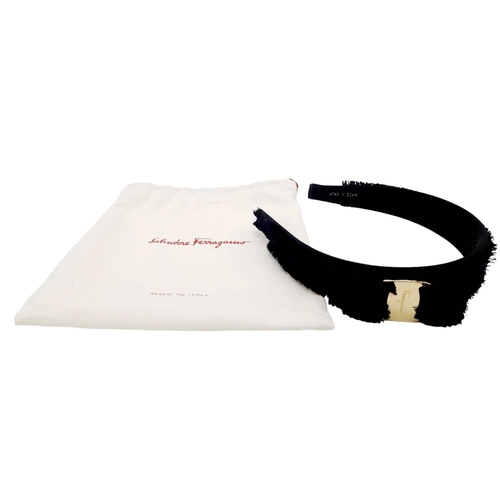 120 - A fashion Salvatore Ferragamo black velvet head band. Ref 18320