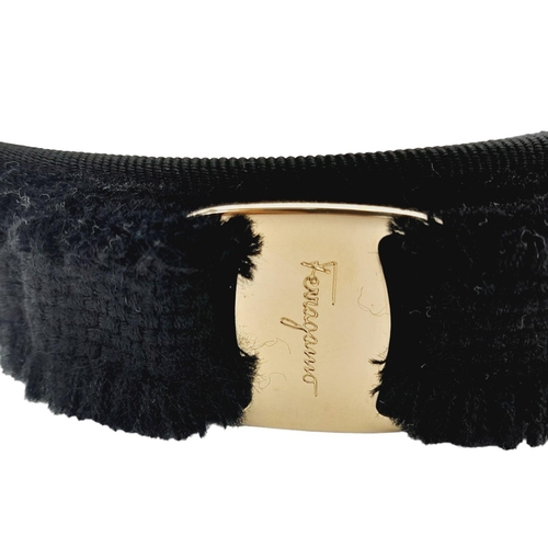 120 - A fashion Salvatore Ferragamo black velvet head band. Ref 18320