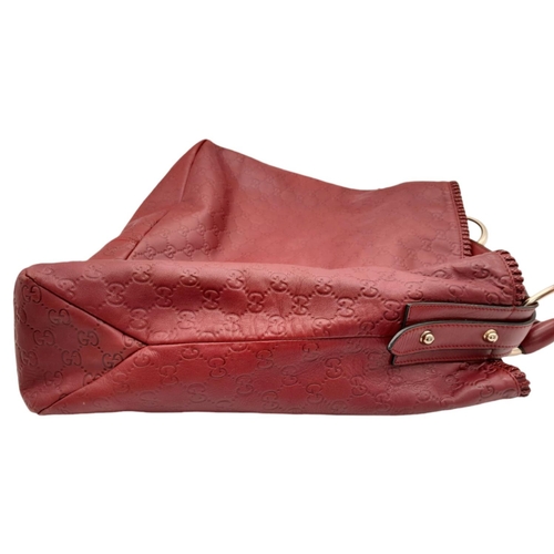 136 - A large Gucci chain hobo horsebit bag in deep red, modern design interior cloth, zipped side pocket ... 