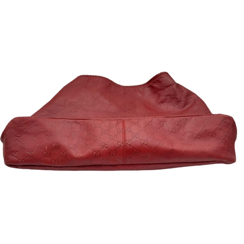 136 - A large Gucci chain hobo horsebit bag in deep red, modern design interior cloth, zipped side pocket ... 