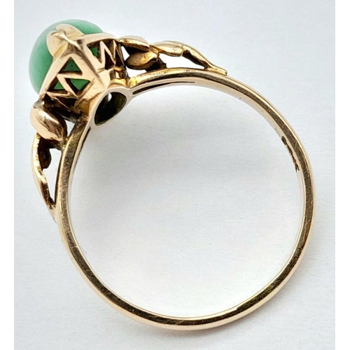 28 - Beautiful 14 CARAT GOLD RING set with Polished JADE BAGETTE to top in a stunning Gold Mount. 3 grams... 