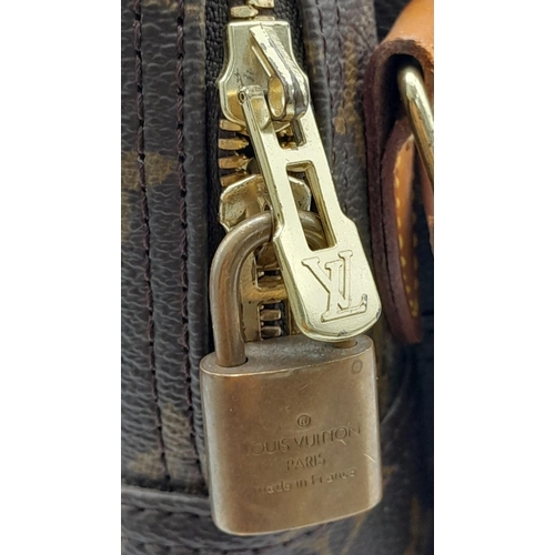 92 - A Louis Vuitton monogram reporter GM shoulder bag, with both padlock and keys present and an adjusta... 