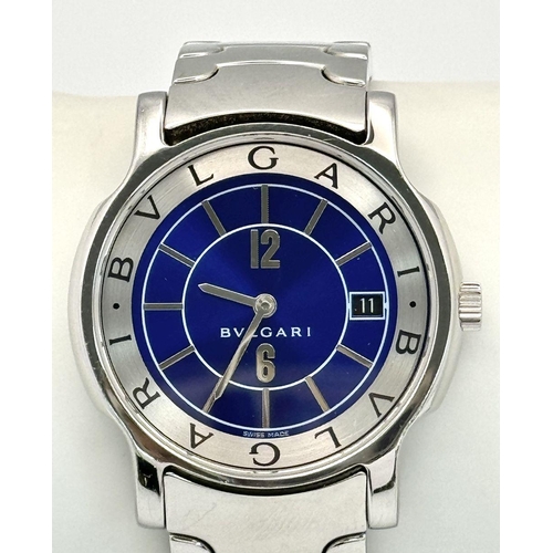 137 - A BVLGARI SOLOTEMPO STEEL BRACLET WATCH WITH BLUE DIAL AND DATE FUNCTION. CASE -  ST35 S WITH BOX AN... 