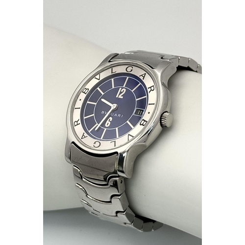 137 - A BVLGARI SOLOTEMPO STEEL BRACLET WATCH WITH BLUE DIAL AND DATE FUNCTION. CASE -  ST35 S WITH BOX AN... 