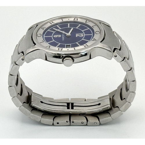 137 - A BVLGARI SOLOTEMPO STEEL BRACLET WATCH WITH BLUE DIAL AND DATE FUNCTION. CASE -  ST35 S WITH BOX AN... 