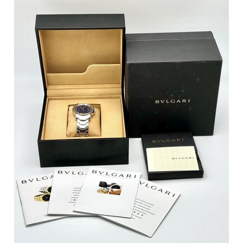 137 - A BVLGARI SOLOTEMPO STEEL BRACLET WATCH WITH BLUE DIAL AND DATE FUNCTION. CASE -  ST35 S WITH BOX AN... 