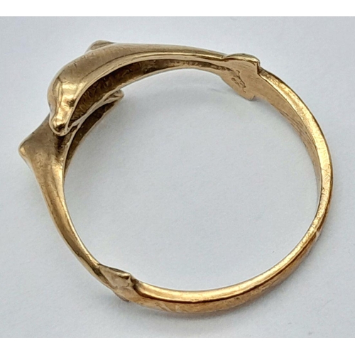 21 - An appealing 9 CARAT GOLD DOUBLE DOLPHIN RING. Full UK Hallmark. 1.8 grams. Size K - K 1/2. Please s... 