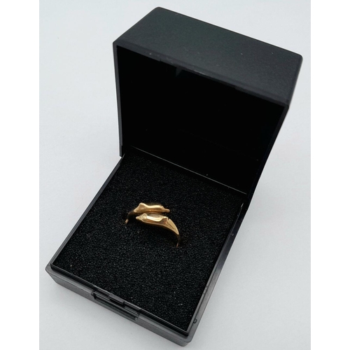 21 - An appealing 9 CARAT GOLD DOUBLE DOLPHIN RING. Full UK Hallmark. 1.8 grams. Size K - K 1/2. Please s... 