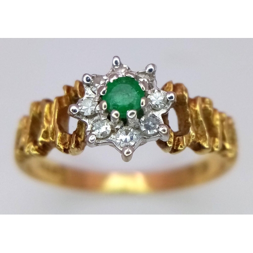 95 - AN 18K YELLOW GOLD DIAMOND & EMERALD RING. 3.1G. SIZE N 1/2. SC 2045