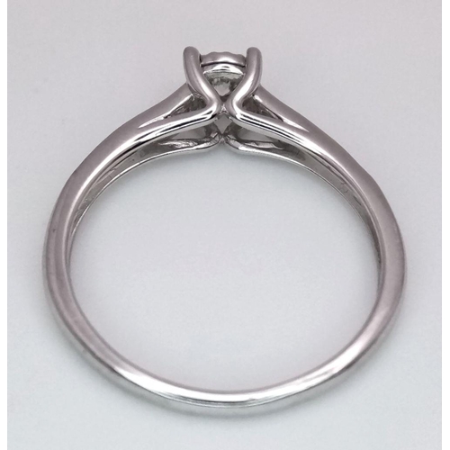 1340 - A 9K white gold diamond ring with diamond set shoulders, size N, (dia:0.25ct). Total weight 2g. Ref ... 