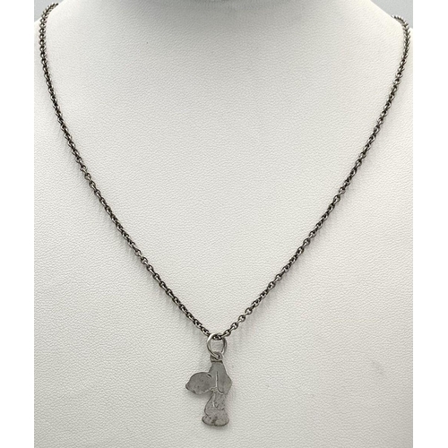 978 - A STERLING SILVER CHAIN WITH SNOOPY THE DOG PENDANT. 5.3G. 48CM. SC2105