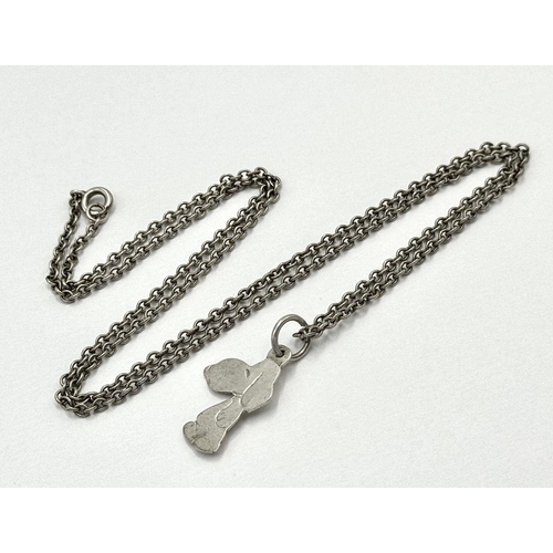 978 - A STERLING SILVER CHAIN WITH SNOOPY THE DOG PENDANT. 5.3G. 48CM. SC2105