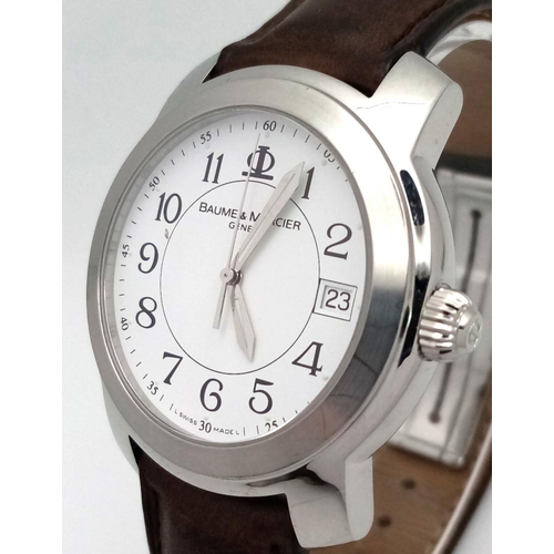 60 - A BAUME & MERCIER GENTS QUARTZ WATCH IN STAINLESS STEEL, BROWN LEATHER STRAP , DATE BOX AND WHITE DI... 