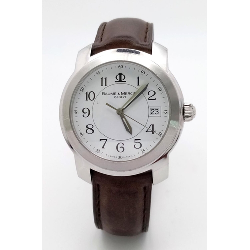 60 - A BAUME & MERCIER GENTS QUARTZ WATCH IN STAINLESS STEEL, BROWN LEATHER STRAP , DATE BOX AND WHITE DI... 