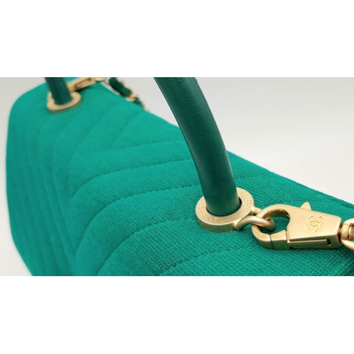 599 - A Chanel Coco Handle Cloth Handbag in Green Chevron Canvas. Chevron canvas exterior with gold-toned ... 