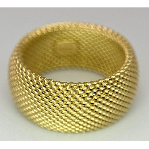 11 - A TIFFANY AND CO SOMERSET 18K YELLOW GOLD WIDE MESH DESIGN RING. 9.1G. SIZE M. SC3026