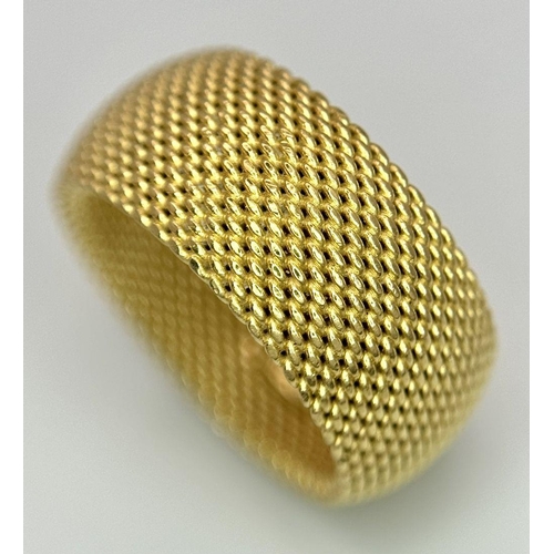 11 - A TIFFANY AND CO SOMERSET 18K YELLOW GOLD WIDE MESH DESIGN RING. 9.1G. SIZE M. SC3026