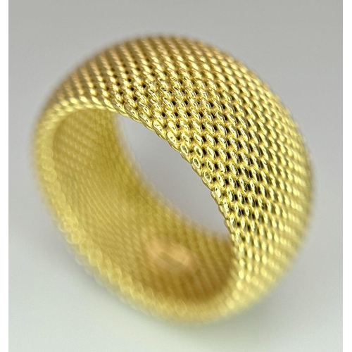 11 - A TIFFANY AND CO SOMERSET 18K YELLOW GOLD WIDE MESH DESIGN RING. 9.1G. SIZE M. SC3026