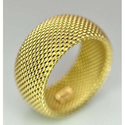 11 - A TIFFANY AND CO SOMERSET 18K YELLOW GOLD WIDE MESH DESIGN RING. 9.1G. SIZE M. SC3026