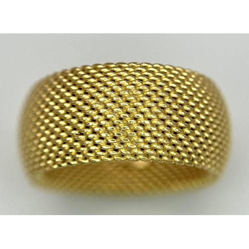 11 - A TIFFANY AND CO SOMERSET 18K YELLOW GOLD WIDE MESH DESIGN RING. 9.1G. SIZE M. SC3026