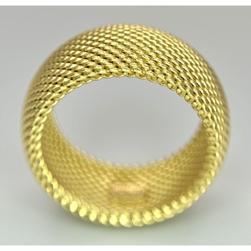 11 - A TIFFANY AND CO SOMERSET 18K YELLOW GOLD WIDE MESH DESIGN RING. 9.1G. SIZE M. SC3026