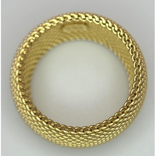 11 - A TIFFANY AND CO SOMERSET 18K YELLOW GOLD WIDE MESH DESIGN RING. 9.1G. SIZE M. SC3026