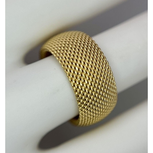 11 - A TIFFANY AND CO SOMERSET 18K YELLOW GOLD WIDE MESH DESIGN RING. 9.1G. SIZE M. SC3026