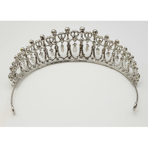 175 - A copy of the famous “Love Knot Tiara”, originally commissioned from Garrard for Queen Mary in1913, ... 