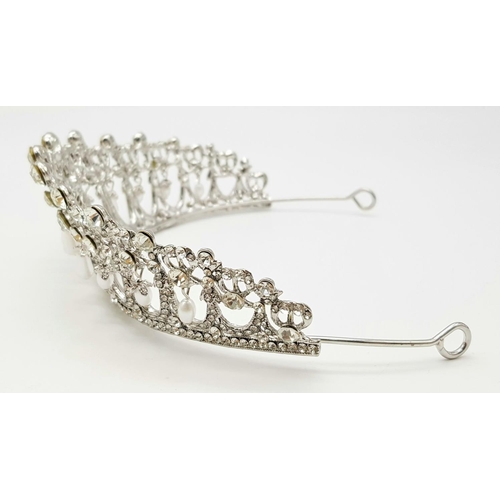 175 - A copy of the famous “Love Knot Tiara”, originally commissioned from Garrard for Queen Mary in1913, ... 