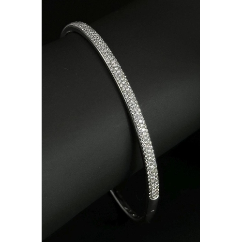 32 - AN 18K WHITE GOLD DIAMOND SET BANGLE. 1.20CTW. 9G. CLIP DESIGN. 6CM INNER DIAMETER. SC3024.