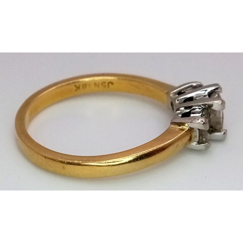 40 - AN 18K YELLOW GOLD 3 STONE DIAMOND RING. PRINCESS CUTS. 0.60CTW. 3.7G. SIZE N. GW3005.