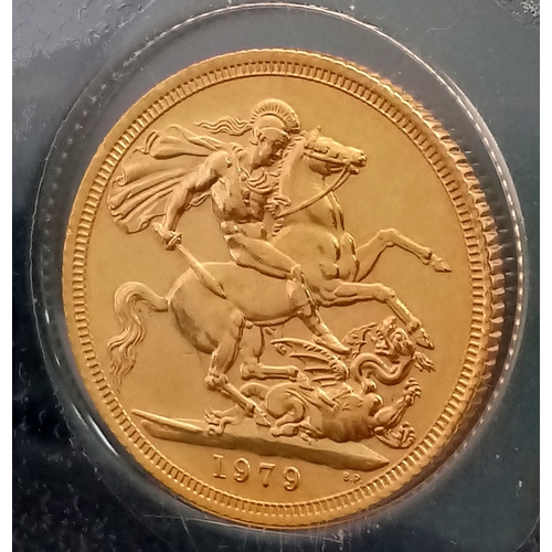 64 - A 1979 FULL SOVEREIGN IN 22K GOLD DATED 1979 IN SEALED CONTAINER.