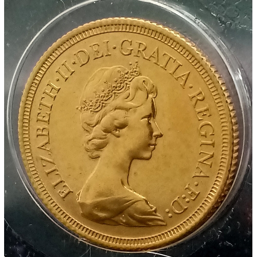 64 - A 1979 FULL SOVEREIGN IN 22K GOLD DATED 1979 IN SEALED CONTAINER.