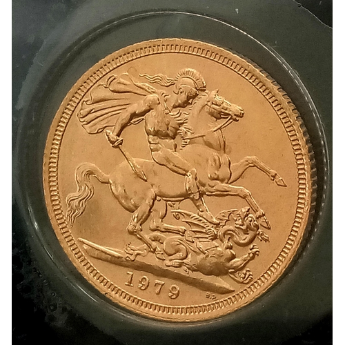 71 - A 22K GOLD SOVEREIGN IN SEALED CONTAINER DATED 1979 .