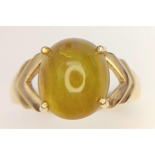 118 - Magnificent GREEN AGATE CABOCHON RING. Set in hallmarked 9 carat GOLD. Complete with ring box. 5.5 g... 