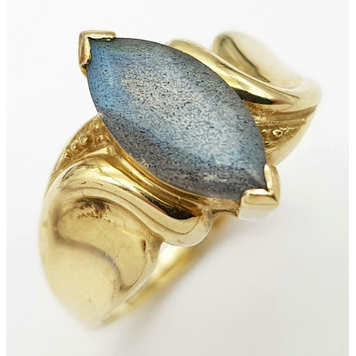 14 - An Elegant 9 carat GOLD RING, having a Translucent Blue AGATE mounted  to top. Marquis cut. Full UK ... 