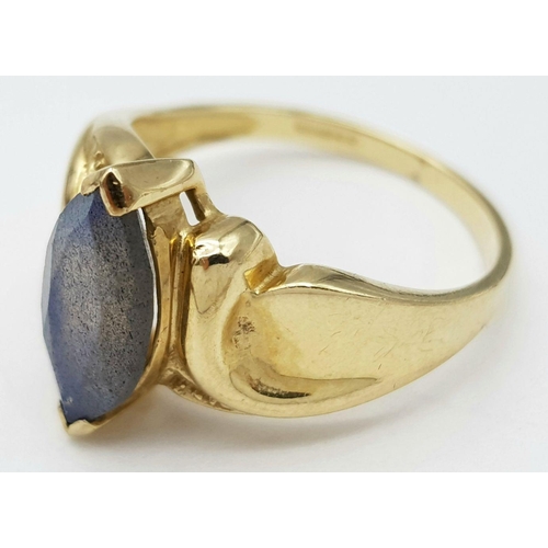 14 - An Elegant 9 carat GOLD RING, having a Translucent Blue AGATE mounted  to top. Marquis cut. Full UK ... 