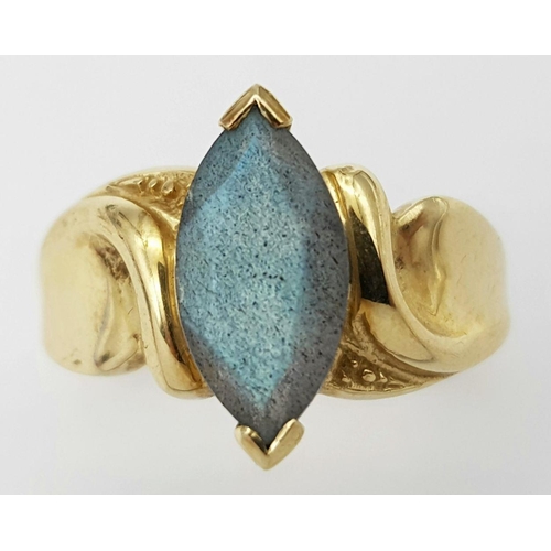 14 - An Elegant 9 carat GOLD RING, having a Translucent Blue AGATE mounted  to top. Marquis cut. Full UK ... 