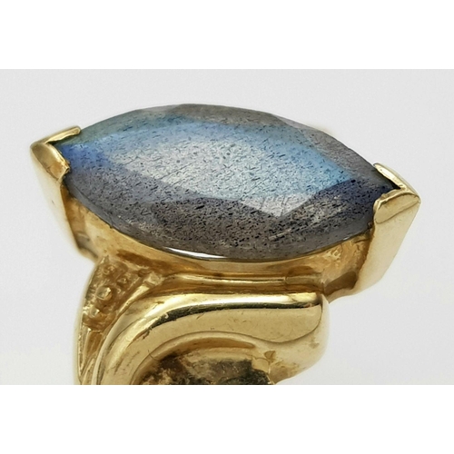 14 - An Elegant 9 carat GOLD RING, having a Translucent Blue AGATE mounted  to top. Marquis cut. Full UK ... 