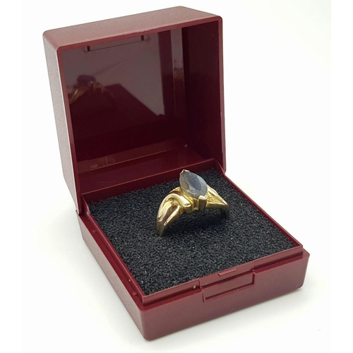 14 - An Elegant 9 carat GOLD RING, having a Translucent Blue AGATE mounted  to top. Marquis cut. Full UK ... 