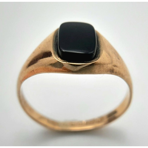 174 - Petite 9 carat GOLD and BLACK ONYX SIGNET RING. Full UK hallmark. Complete with ring box.1.2 grams. ... 