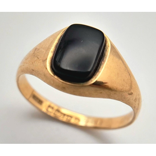 174 - Petite 9 carat GOLD and BLACK ONYX SIGNET RING. Full UK hallmark. Complete with ring box.1.2 grams. ... 