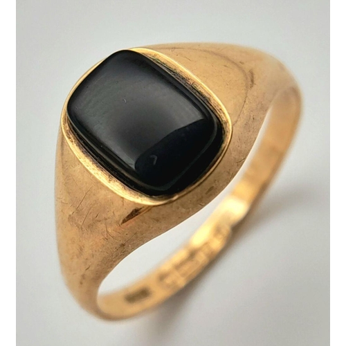 174 - Petite 9 carat GOLD and BLACK ONYX SIGNET RING. Full UK hallmark. Complete with ring box.1.2 grams. ... 