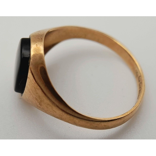 174 - Petite 9 carat GOLD and BLACK ONYX SIGNET RING. Full UK hallmark. Complete with ring box.1.2 grams. ... 