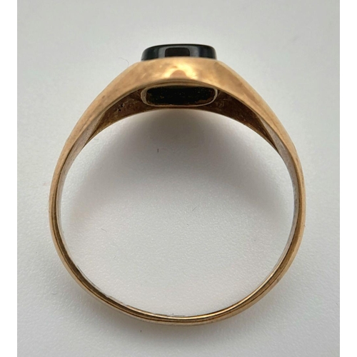 174 - Petite 9 carat GOLD and BLACK ONYX SIGNET RING. Full UK hallmark. Complete with ring box.1.2 grams. ... 